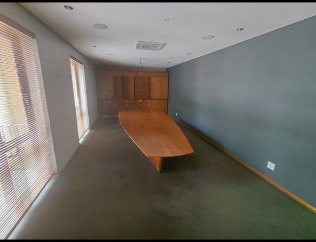4,789M² OFFICE FOR SALE IN BRYANSTON